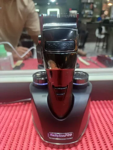 Vendo maquina de corte babylusspro 2 baterias,  um ano de uso! Só pegar e usar .