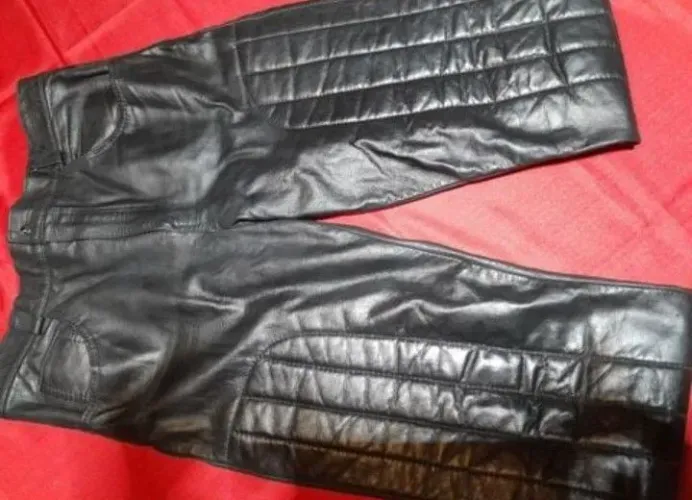 calça de couro preta forrada e com detalhes acolchoados