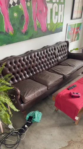 Sofá estilo chesterfield muito antigo (relíquia) 