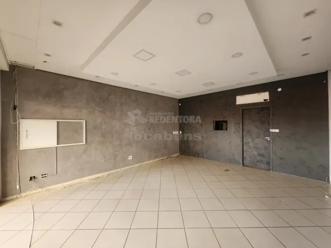 Zona Central Salão comercial com 01 banheiro social.