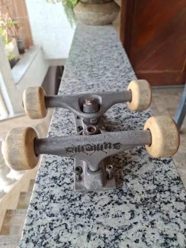 TRUCK E RODAS PARA SKATE