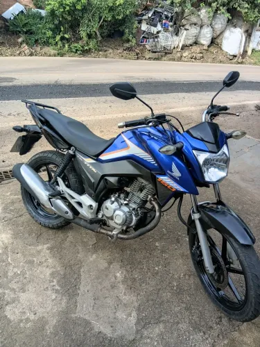 Vendo ou troco por carro" Titan 2018 edição especial 40 anos
