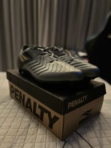Vendo chuteira de campo penalty (nunca usada)