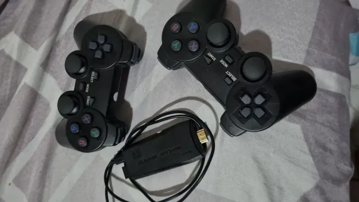 Game Stick Lite 4K (com dois controles sem fio 2.4G).
