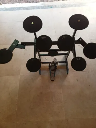 Bateria de estudo em MDF e EVA com pedal de bateria acústica 
