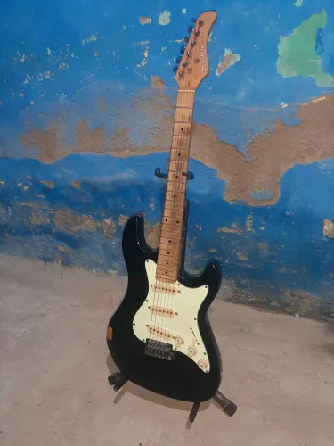 Guitarra Seminova Strinberg
