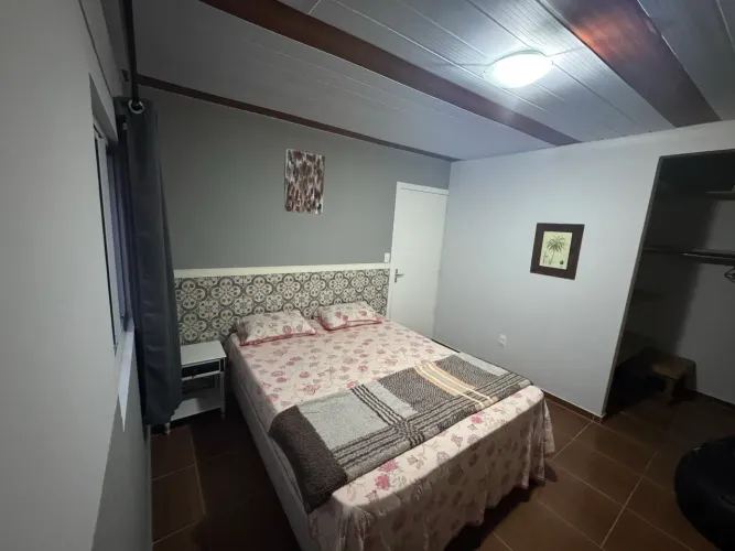 Quarto privado com cozinha e banheiro coletivo