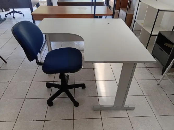 Mesa e cadeira executiva azul