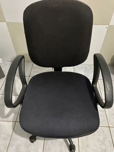Vendo cadeira executiva com braço fixo preta
