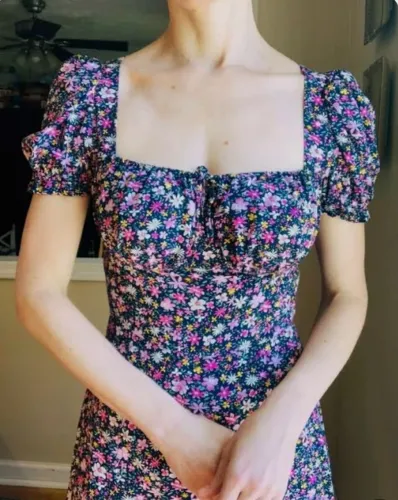 Vestido curto florido com forro e zíper adulto