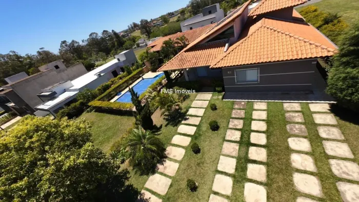 Casa com 4 suítes em condomínio a venda em Porangaba - SP