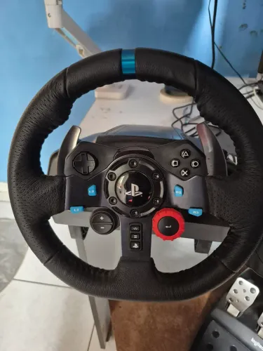 Vendo volante Logitech em ótimo estado, acompanha pedais originais e câmbio Logitech.