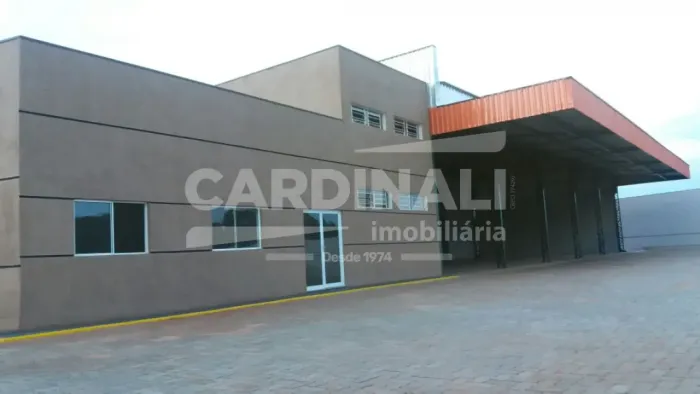Galpão comercial de 3.500m² com escritório, varias salas e amplamente pavimentado para Loc