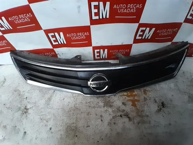 Grade dianteira Nissan tiida