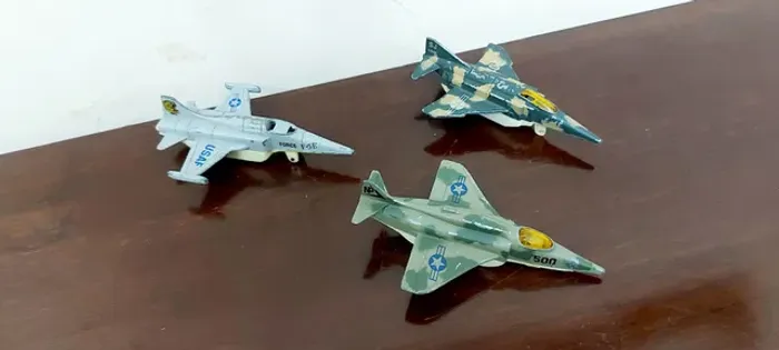 3 miniaturas de aviões de caça em metal - anos 80