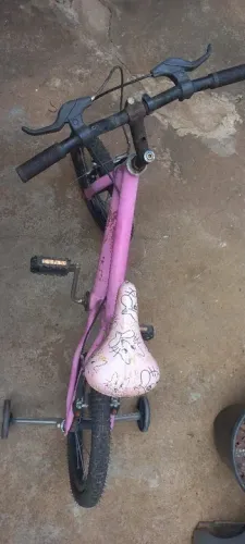 Vendo esta bicicleta infantil rosa 
