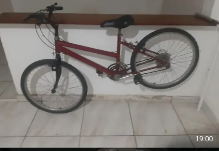 Bicicleta vermelha aro 24