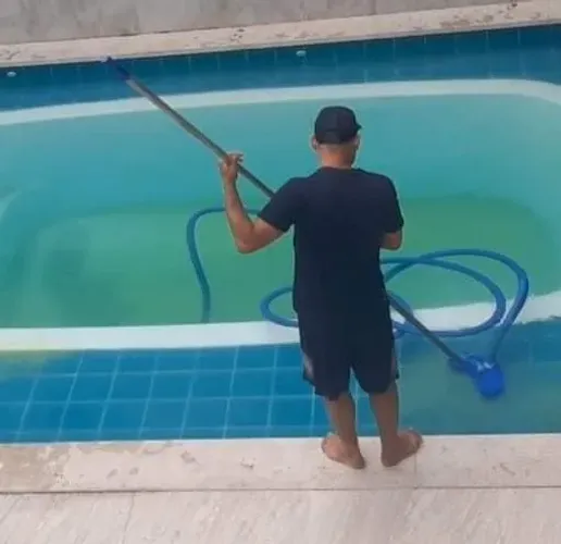 Limpeza de piscina profissional