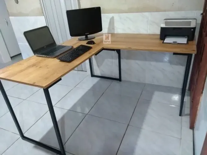 Mesa em L Estilo Industrial em aço Amadeirado