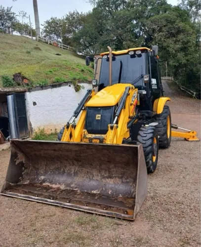 Retroescavadeira JCB 3CX ano 2021, 4x4, com 3.300 horas e ar condicionado, em SP