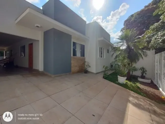 Vende-se Casa com 245,86 M² de área construida. Terreno total de 364,50 M²