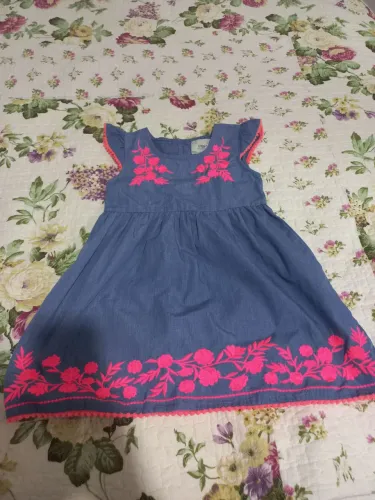 Vestido infantil azul com bordado floral
