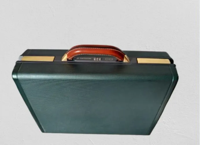 Maleta Executiva Vintage Samsonite Verde Esmeralda c/ Alça em Couro e Fecho Dourado<br>