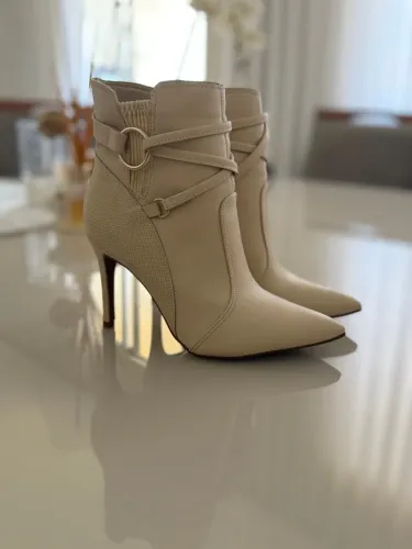 Bota Feminina Bege Salto Alto Elegante