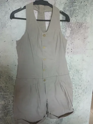 Macacão Shorts Bege
