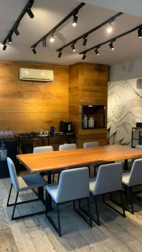 Mesa de Jantar em Madeira com Design Moderno