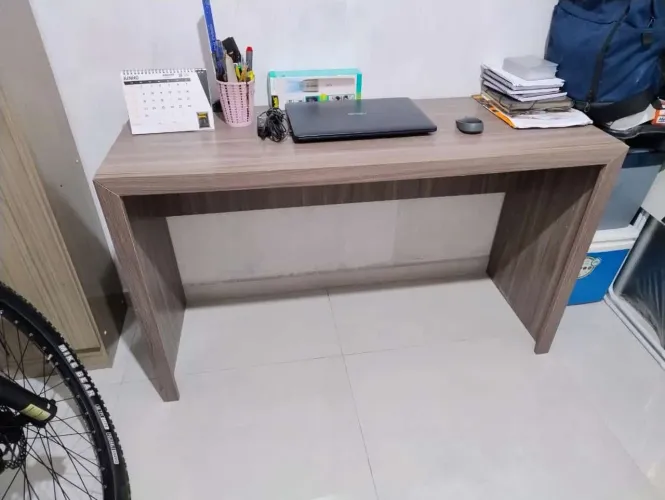 Escrivaninha moderna em madeira