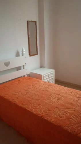 Alugo quartos para moças  próximo ao Hospital Albert Einstein. 