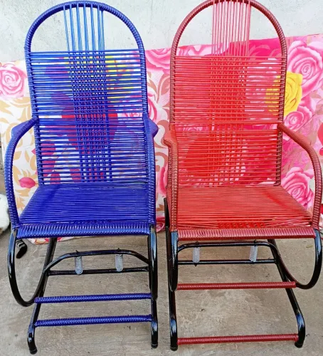 Cadeiras de balanço e churrasqueira 