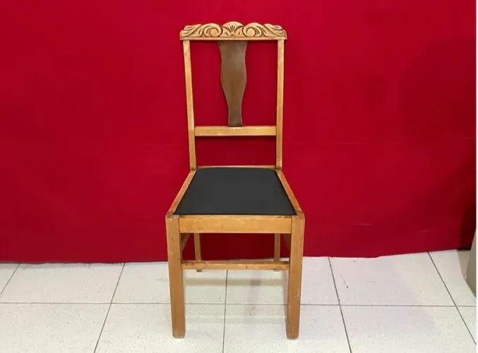 Cadeira de Madeira com Assento Estofado