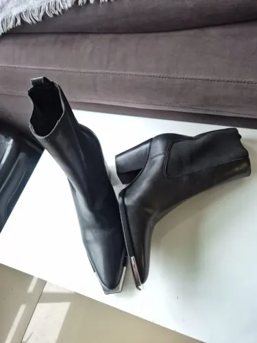 Bota Western preta, Schutz, com biqueira de metal. Tamanho 34