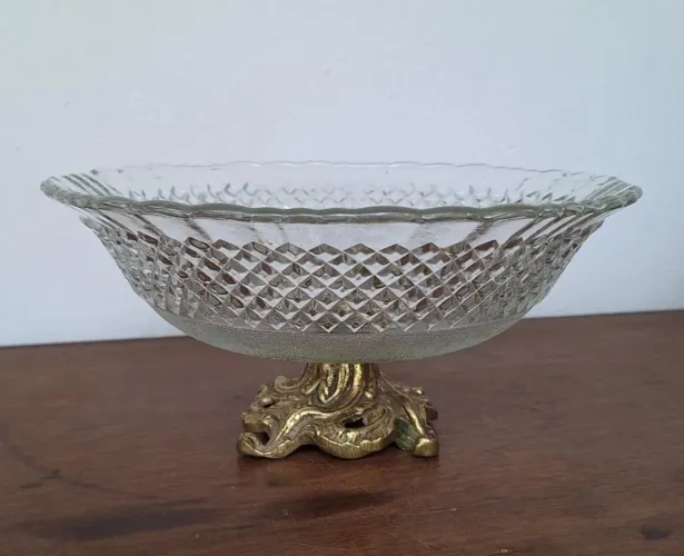 ANTIGA FRUTEIRA EM VIDRO ESTILO BICO DE JACA COM PÉ EM BRONZE, ANTIGUIDADE, RELÍQUIA.