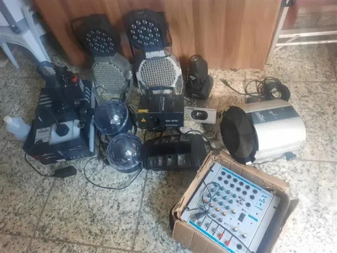 Vários equipamentos de iluminação para DJ, boate, festa 