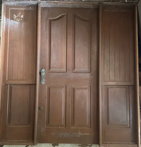 Porta de Entrada Maciça Cerejeira com Tampos e Vidros