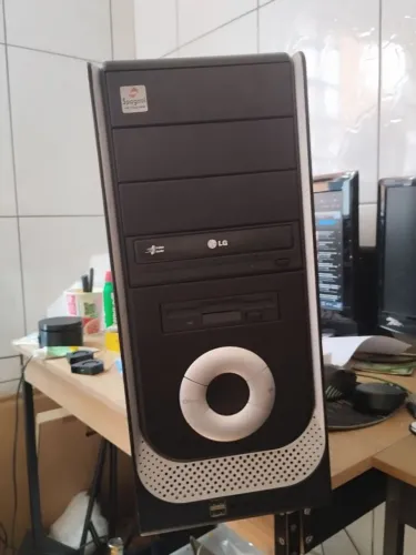 CPU Core 2 Quad Q8400 4GB Ram DDR3 SSD 120GB 