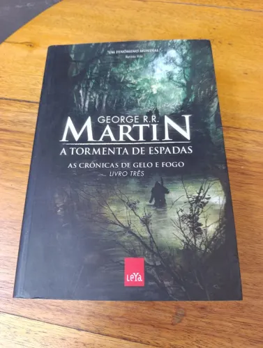 LIVRO A TORMENTA DAS ESPADAS. AS CRÔNICAS DE GELO E FOGO LIVRO TRÊS GEORGE R.R. MARTIN 