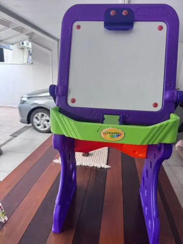 Mesa de atividades Crayola