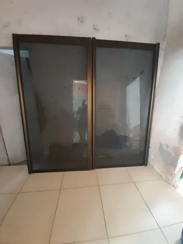Porta de vidro no alumínio escovado.