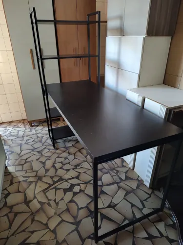 Escrivaninha com prateleiras novas