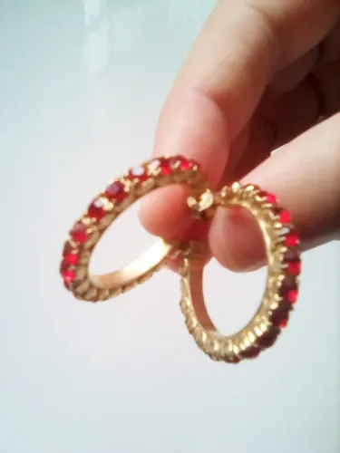 Brincos de argolas banho de ouro com pedras vermelhas 