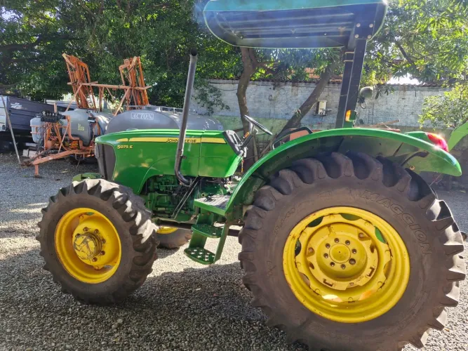 Trator John Deere 5075E