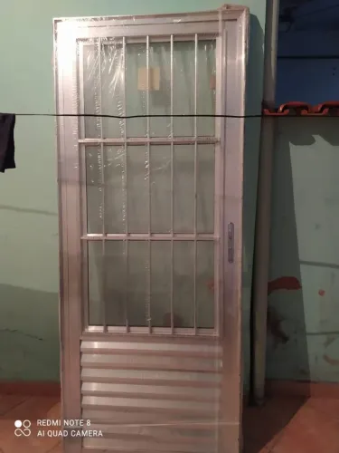 Porta em Alumínio com Grade Móvel 
