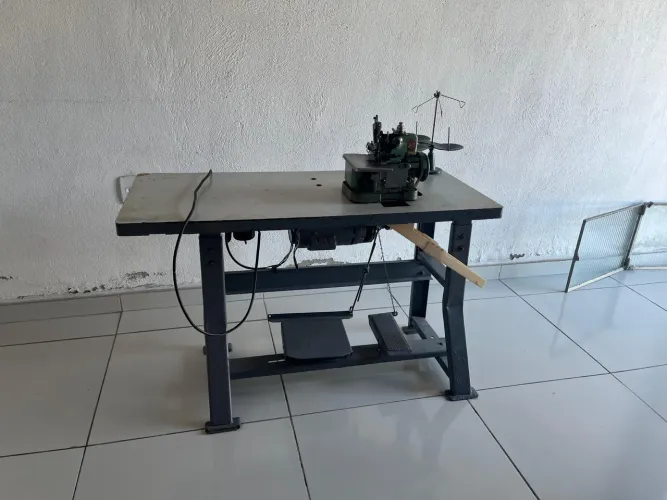 Máquina Overlock Singer Semi Industrial com Bancada - Ótimo Estado 