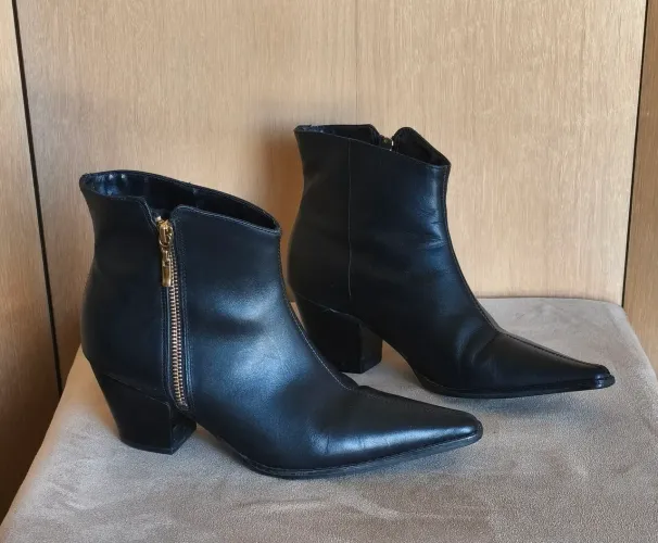Ankle Boot em Couro Bico Fino Preta