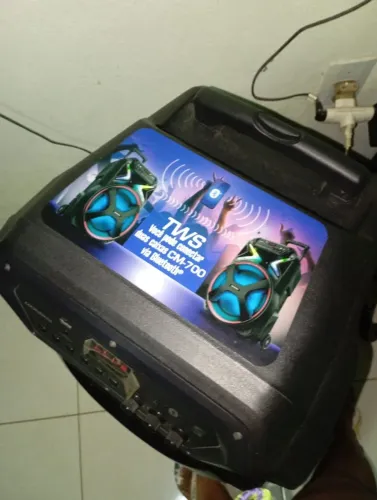 Caixa bluetooth cm 700 semi novo 