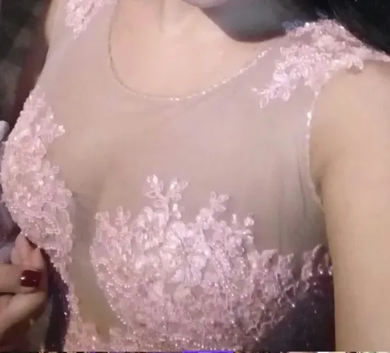 Vestido de Festa Rosa com Detalhes em Renda